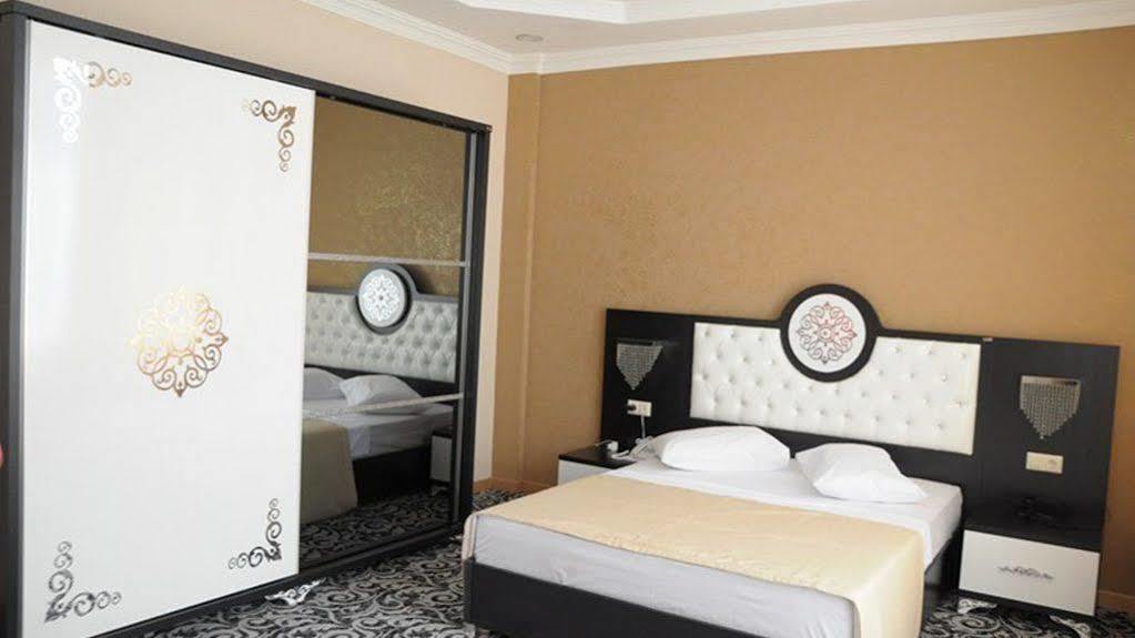 Grand Georgian Palace Batumi Bagian luar foto