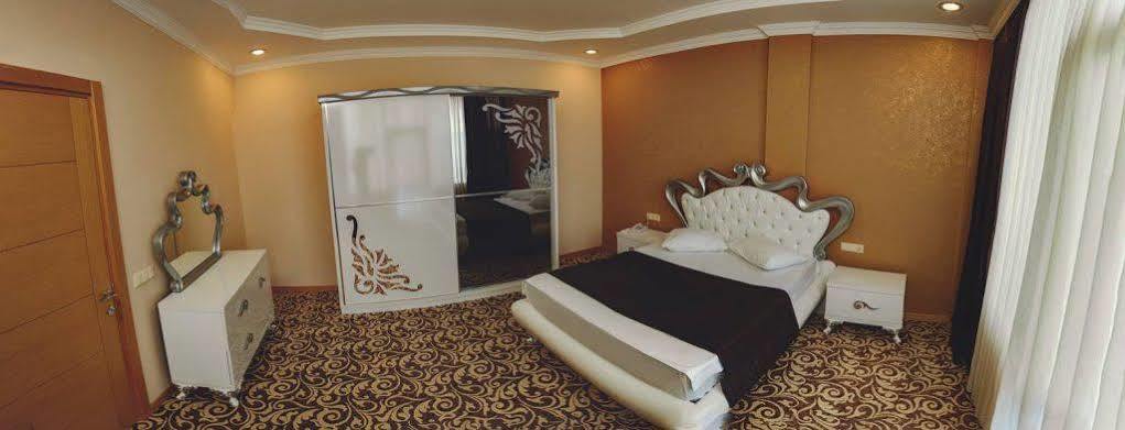 Grand Georgian Palace Batumi Bagian luar foto